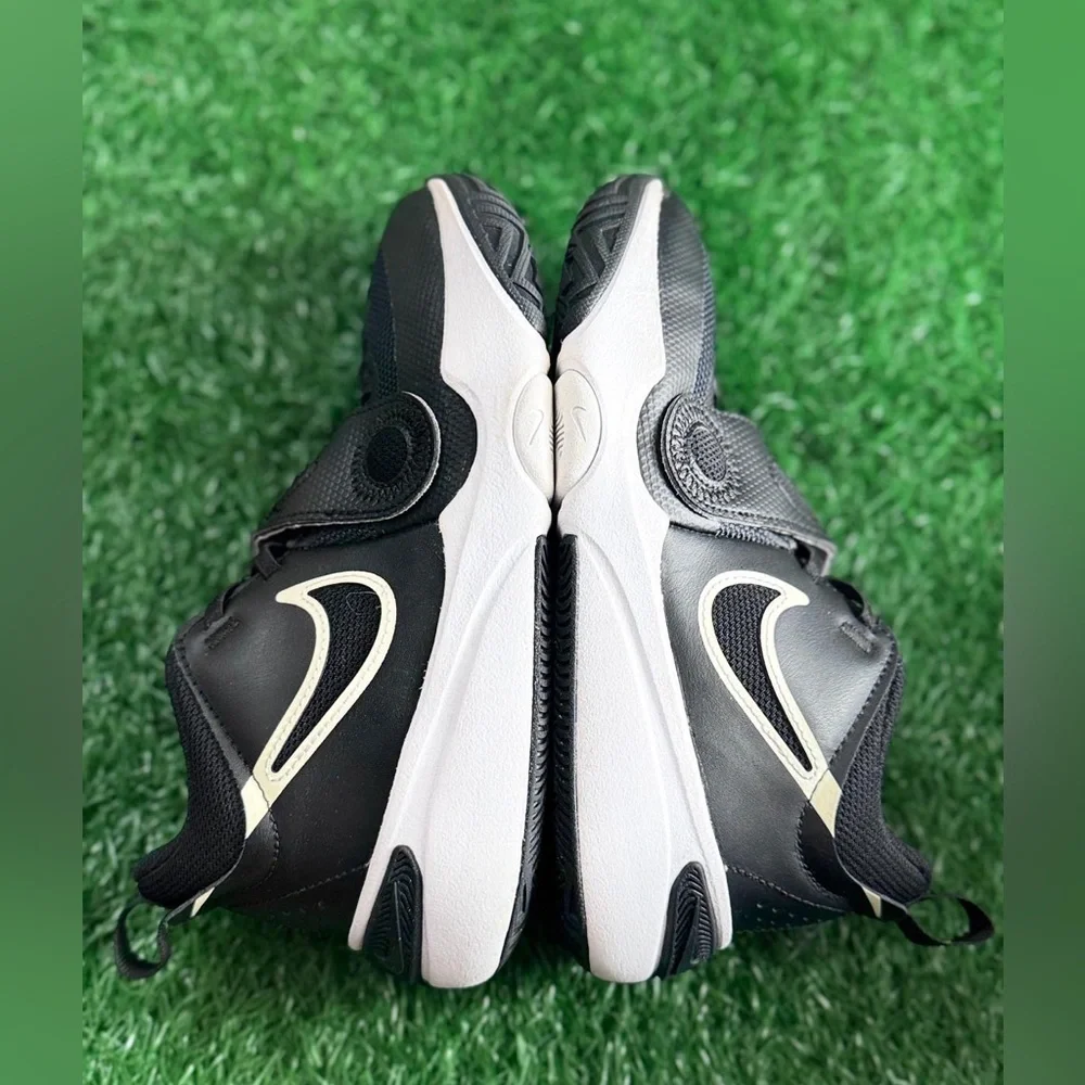 Nike Team Hustle D 11 Black White (GS) Size‎ 3.5Y